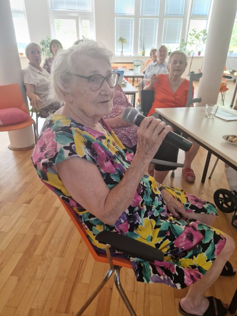 Karaoke v Klubu seniorů s Ester Čechovou